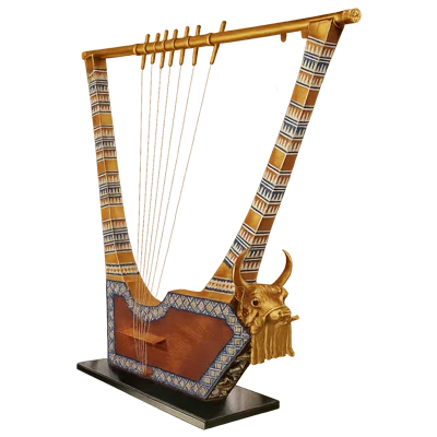 قيثارة سومر مزخرفة برأس ثور، مع تفاصيل فنية دقيقة، على منصة سومر